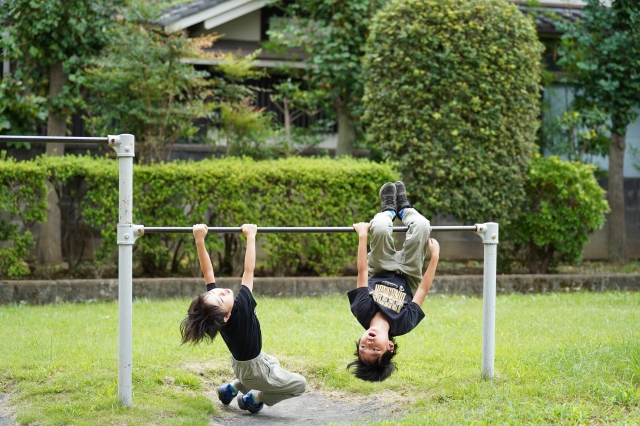 鉄棒 前回り できない